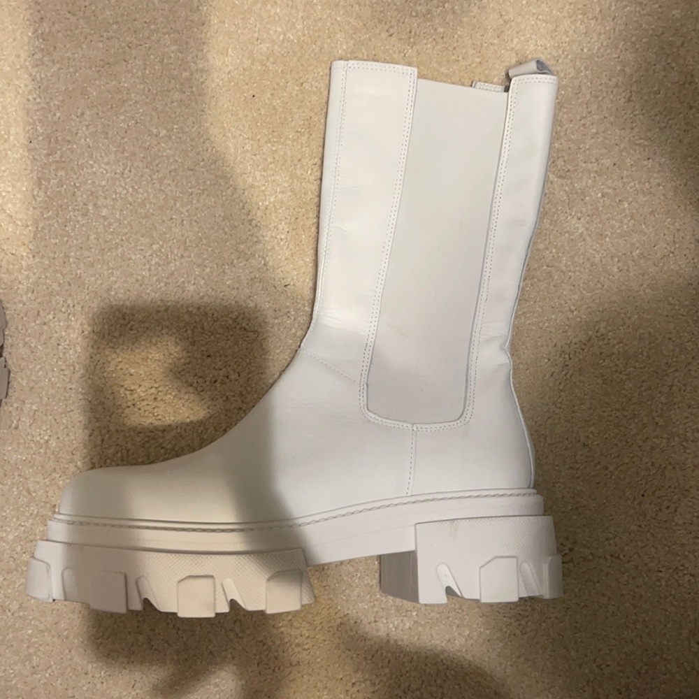 L'INTERVALLE white platform lug boots. Size 37.